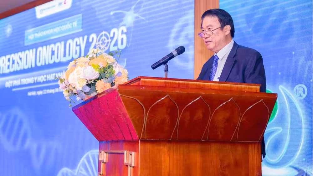Thầy thuốc Ưu tú, Phó Giáo sư, Tiến sĩ, bác sĩ cao cấp Trần Đình Hà, Phó Giám đốc Bệnh viện đa khoa Phương Đông phát biểu tại hội thảo. (Ảnh: BVCC)