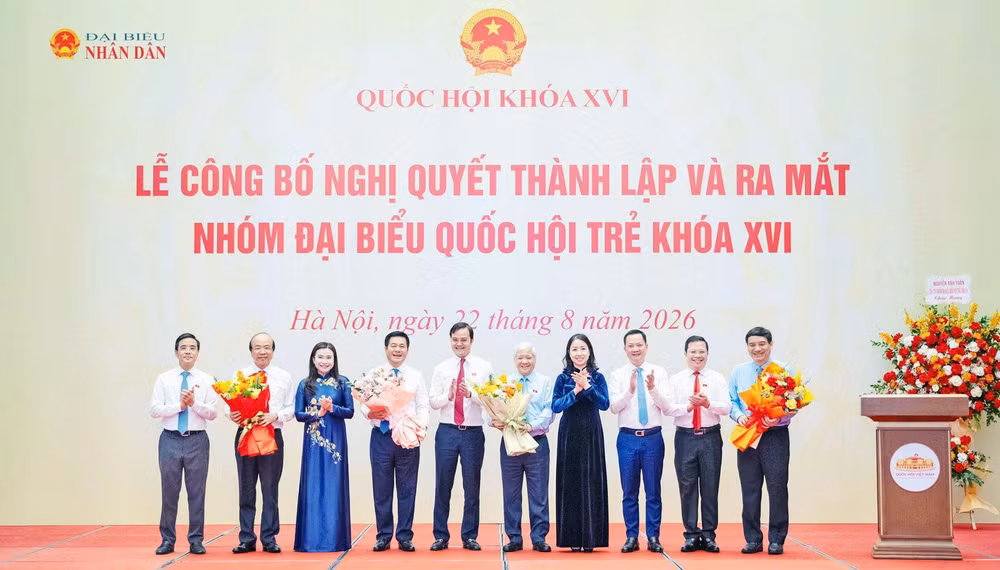 Ban Thường trực và các thành viên Nhóm đại biểu Quốc hội trẻ khóa XVI tặng hoa lãnh đạo Quốc hội, lãnh đạo các Ủy ban tham dự Lễ công bố.