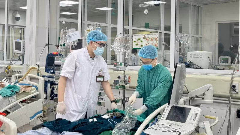 Bác sĩ xử trí tổn thương cho bệnh nhân. 