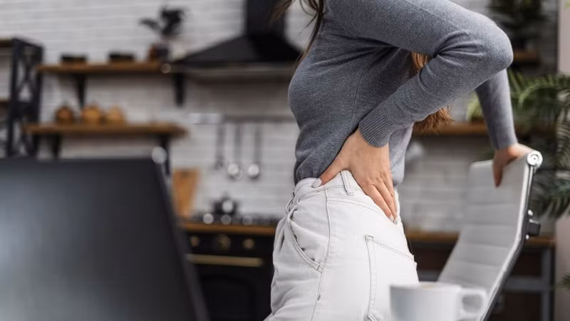 Đi bộ sẽ giúp giảm đau lưng, đau cột sống do ngồi nhiều. (Ảnh minh họa)