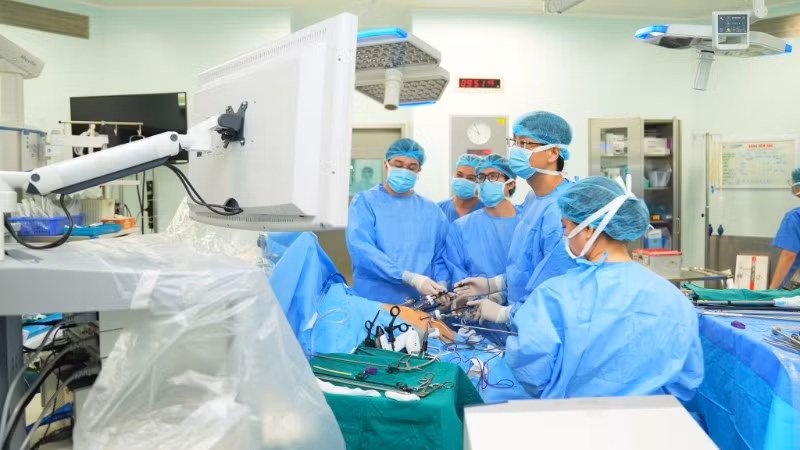 Các bác sĩ tiến hành phẫu thuật ghép gan cho bệnh nhân. 