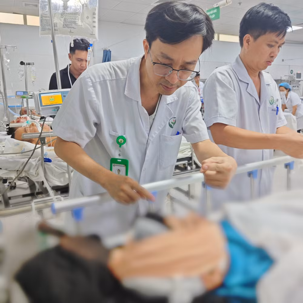 bn-duoc-cac-bs-tham-kham-tai-phong-cap-cuu.jpg