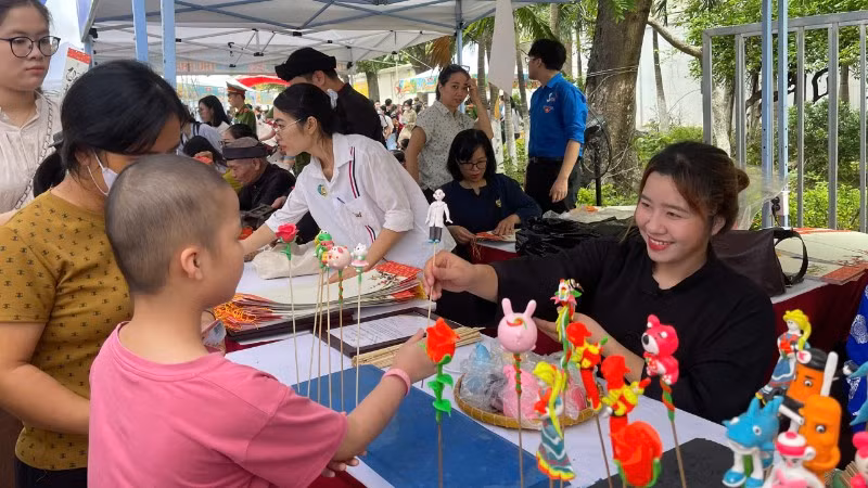 Lại Khánh H. (Ninh Bình) nhận tò he hình bác sĩ. 