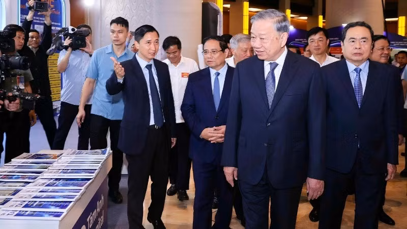 Ông Ngô Chí Dũng, Chủ tịch Hội đồng Quản trị Hệ thống Bệnh viện đa khoa Tâm Anh, Vaccine VNVC giới thiệu với Tổng Bí thư Tô Lâm và các lãnh đạo cấp cao của Đảng, Nhà nước về khu vực trưng bày của Hệ sinh thái Tâm Anh VNVC tại triển lãm. (Ảnh: NHẬT BẮC)