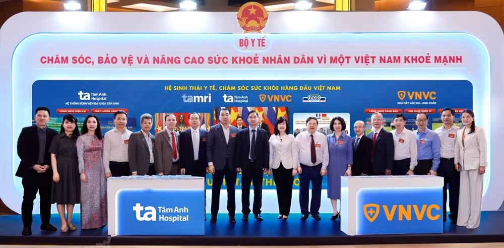 bo-truong-bo-y-te-dao-hong-lan-tham-va-chup-hinh-tai-gian-trung-bay-cua-he-thong-benh-vien-da-khoa-tam-anh-he-thong-tiem-chung-vnvc-tai-trien-lam-thanh-tuu-y-te-noi-bat-dien-ra-tai-toa-nha-quoc-hoi.jpg
