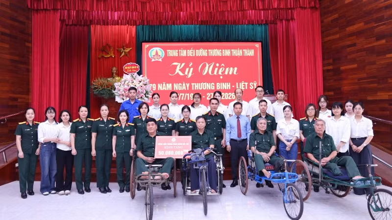 Bệnh viện Trung ương Quân đội 108 tặng quà tại Trung tâm Điều dưỡng thương binh Thuận Thành (tỉnh Bắc Ninh).