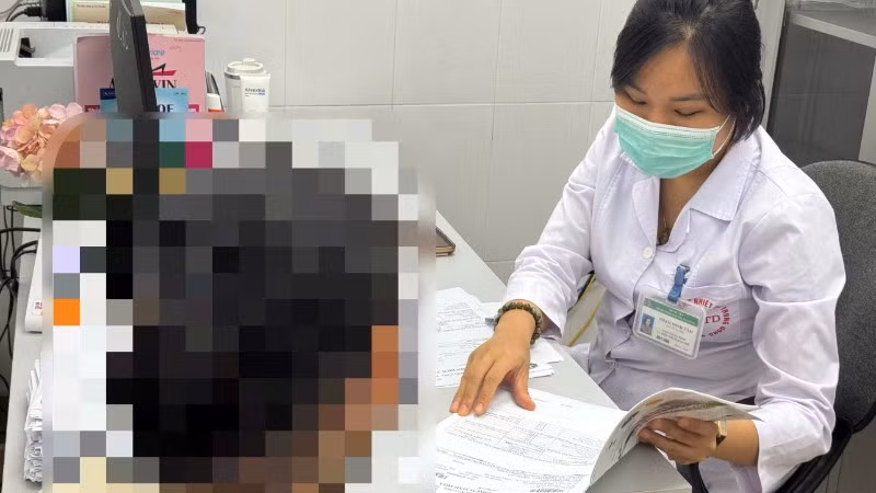 Bác sĩ khám, tư vấn cho bệnh nhân.