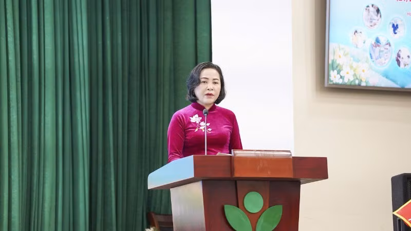 Phó Chủ tịch Quốc hội Nguyễn Thị Thanh phát biểu chúc mừng các thầy thuốc Bệnh viện Nhi Trung ương. 