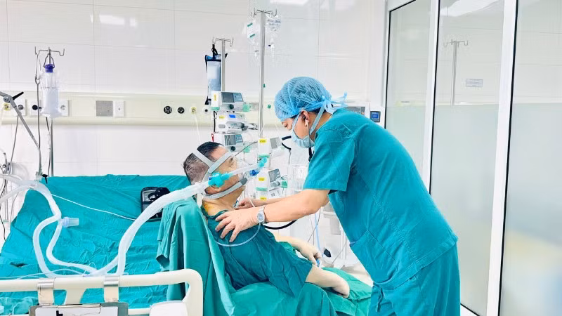 Tiến sĩ, bác sĩ cao cấp, Thầy thuốc ưu tú Đinh Văn Lượng, Giám đốc Bệnh viện Phổi Trung ương chúc mừng bệnh nhân hồi phục sau ca ghép.