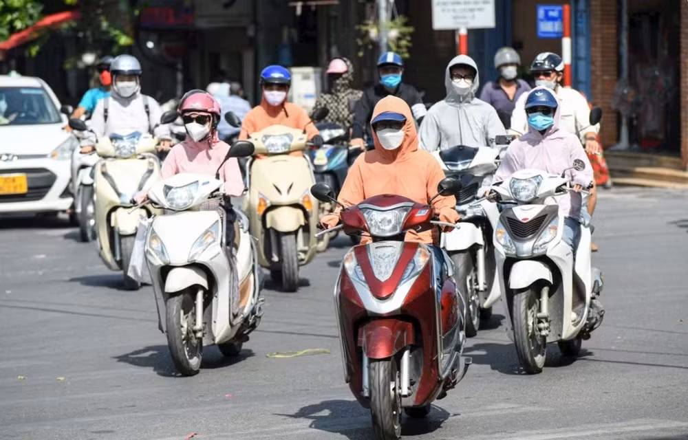 Người dân cần hạn chế hoạt động ngoài trời trong khung giờ nắng đỉnh điểm từ 11-15 giờ. (Ảnh: THÀNH ĐẠT)