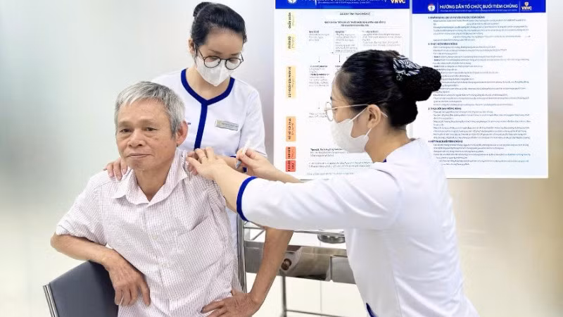 Ông Phạm Văn Tiêu, bị thương ở tay được tiêm vaccine và huyết thanh kháng uốn ván miễn phí tại VNVC Yên Bái sáng 3/10.