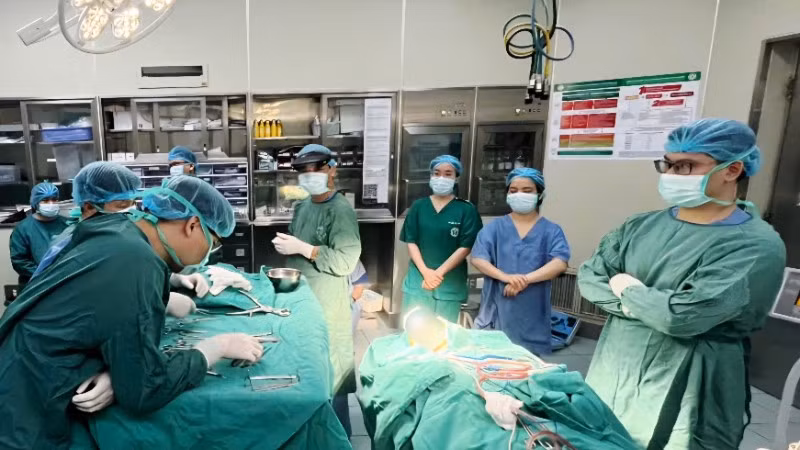 Các bác sĩ chuẩn bị mổ cho người bệnh. 