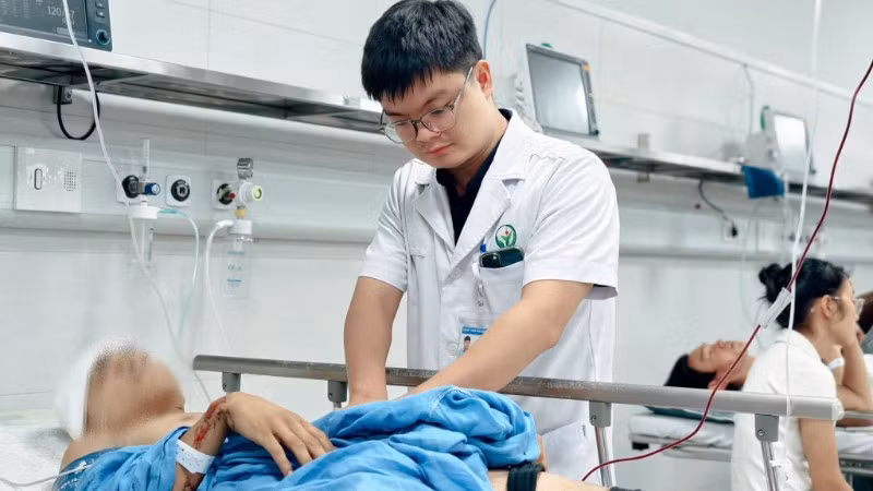 Bệnh nhân nằm cấp cứu tại Bệnh viện Hữu nghị Việt Đức.