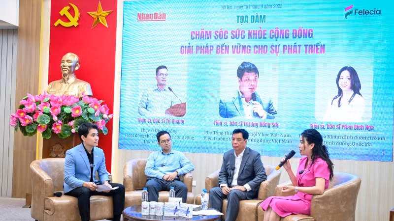 Các khách mời tham gia buổi tọa đàm. 