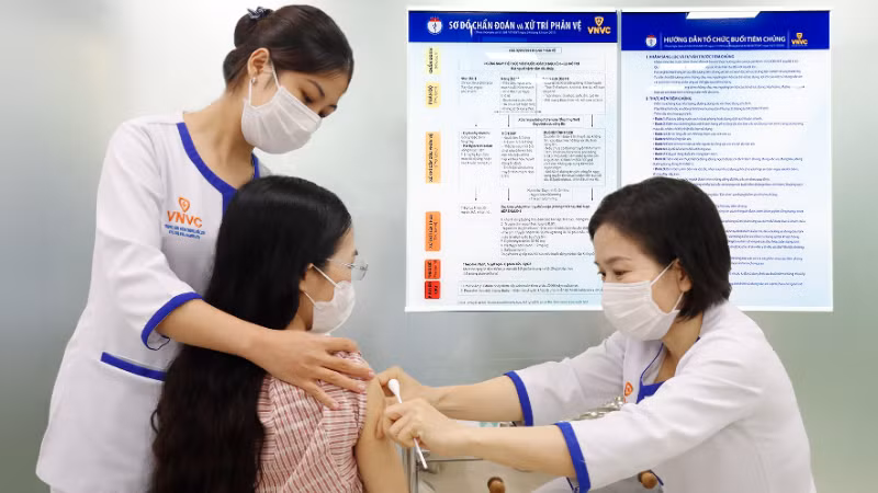 Khách tiêm vaccine "4 trong 1". 