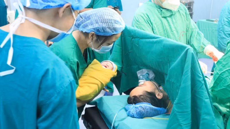 Trẻ sơ sinh được kề sát mẹ rồi được đưa về Bệnh viện Phụ sản Trung ương chăm sóc. 