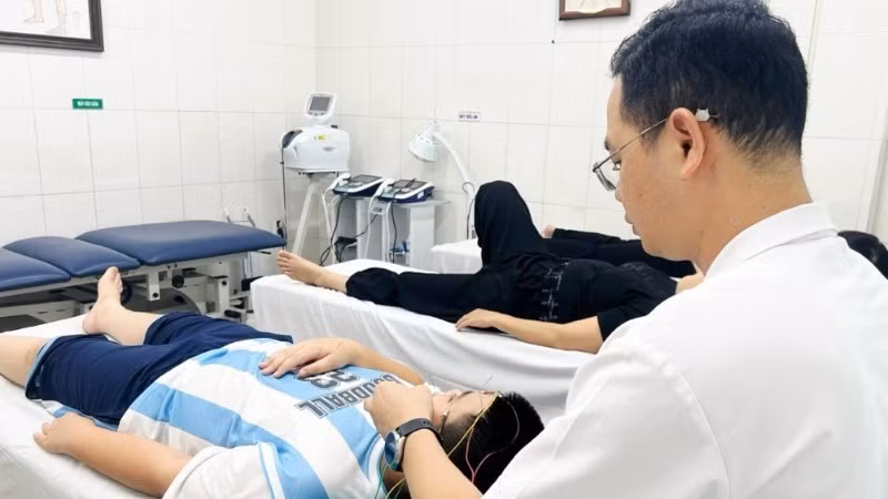 Người bệnh được thăm khám, đánh giá mức độ tổn thương và chỉ định hướng điều trị phù hợp.