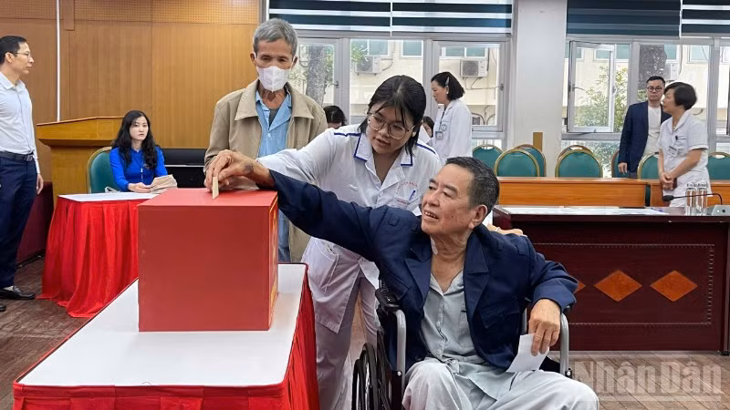Ông Phạm Mạnh Chuân (71 tuổi, quê Hưng Yên) bỏ phiếu tại điểm bỏ phiếu lưu động tại Bệnh viện Bạch Mai. 