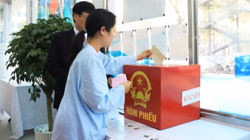Người bệnh bỏ phiếu tại bệnh viện.