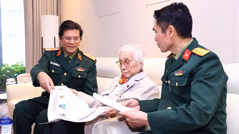 Nguyên Phó Chủ tịch nước Nguyễn Thị Bình bỏ phiếu tại điểm bầu cử số 32, Bệnh viện Trung ương Quân đội 108.