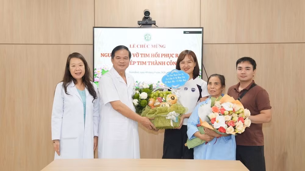 Phó Giáo sư, Tiến sĩ Đào Xuân Cơ - Giám đốc bệnh viện và Phó Giáo sư, Tiến sĩ Nguyễn Thị Thu Hoài - Viện trưởng Viện Tim mạch chúc mừng người bệnh vỡ tim hồi phục ra viện. (Ảnh: Bệnh viện cung cấp)