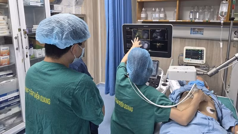 Thực hiện thủ thuật cho người bệnh bằng kỹ thuật kỹ thuật siêu âm hòa hình thời gian thực tại Viện Điện quang chẩn đoán và can thiệp.
