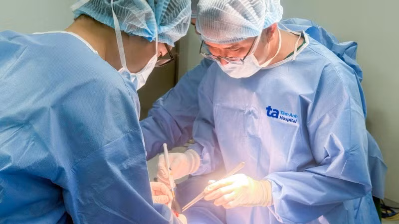 Phẫu thuật cấp cứu người bệnh. 