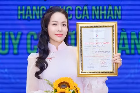 Ca sĩ, diễn viên Nhật Kim Anh với huy chương vàng cho vai Thắm trong vở Cuốn truyện bị đốt. (Ảnh: Sân khấu kịch Hồng Vân cung cấp).