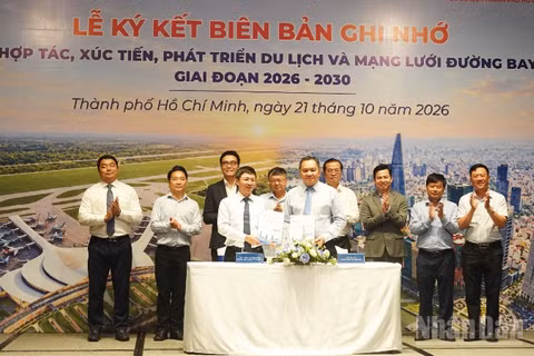 Hai bên thực hiện nghi thức ký kết bản ghi nhớ. (Ảnh: LINH BẢO)