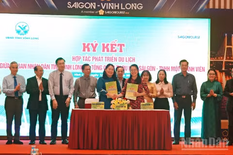 Đại diện lãnh đạo Ủy ban nhân dân tỉnh Vĩnh Long và đại diện lãnh đạo Saigontourist Group ký kết hợp tác phát triển du lịch. (Ảnh: LINH BẢO)