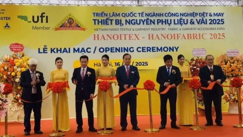 Khai mạc Triển lãm quốc tế ngành công nghiệp dệt và may-thiết bị, nguyên phụ liệu và vải 2025 (HanoiTex & HanoiFabric 2025).