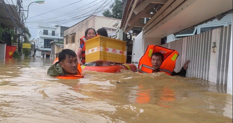 Bộ đội Lữ đoàn 957 kịp thời hỗ trợ người dân vùng lũ. (Ảnh: CTV Hải quân)