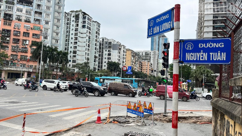 Hà Nội cải tạo hạ tầng, xén vỉa hè, chặt cây, tổ chức giao thông tại 12 nút giao để giảm ùn tắc. 