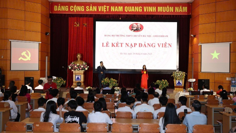 Quang cảnh buổi lễ kết nạp Đảng.