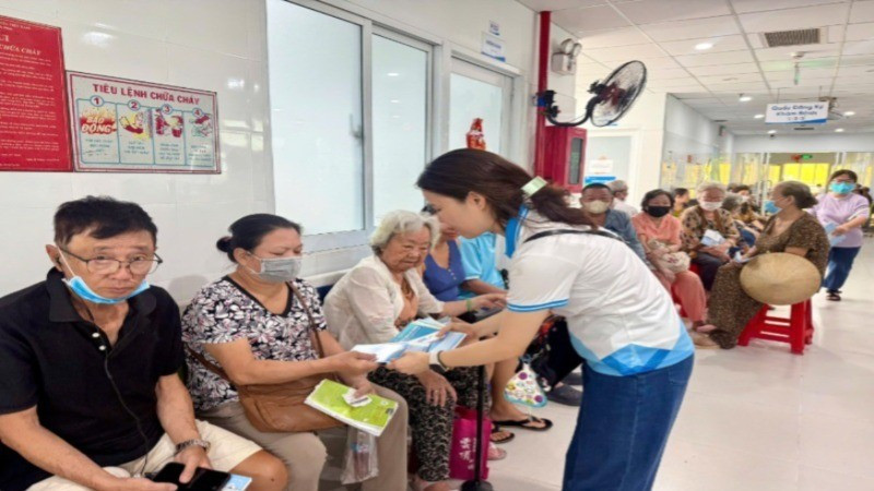 Nhân viên Bảo hiểm Xã hội tư vấn về chính sách khám chữa bệnh Bảo hiểm y tế. (Ảnh: QUÝ HIỀN)