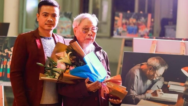 Ngô Nhật Tăng và nghệ nhân hát văn Hoàng Trọng Kha.