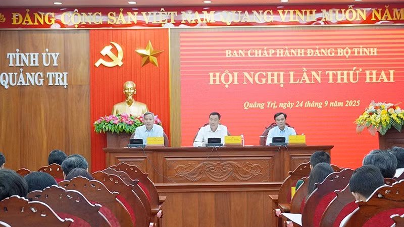 Các đồng chí lãnh đạo tỉnh chủ trì Hội nghị.