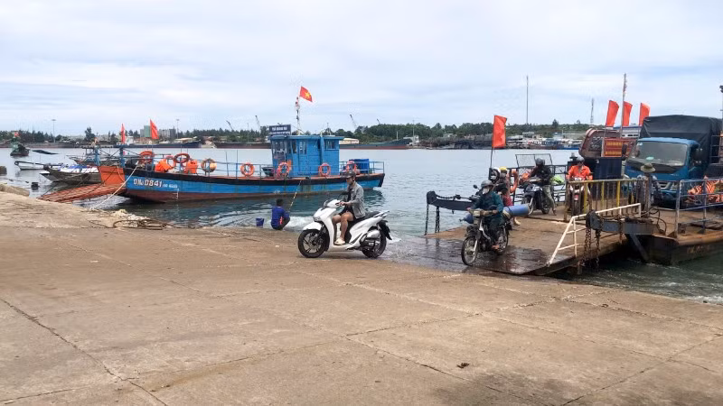 Phà sắt mang số hiệu QNa-0785 Long Hải có thời hạn sử dụng hơn 15 năm cho nên liên tục bị hư hỏng.