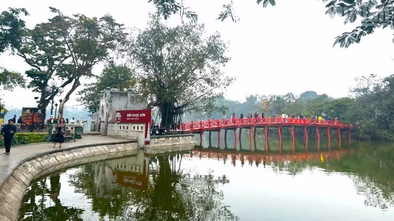 Sáng mùng 1, tiết trời Hà Nội hửng nắng nhẹ.