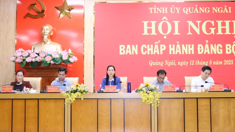 Các đồng chí Thường trực Tỉnh ủy Quảng Ngãi điều hành hội nghị.