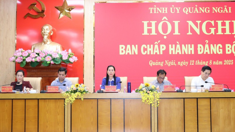 Các đồng chí Thường trực Tỉnh ủy Quảng Ngãi điều hành hội nghị.