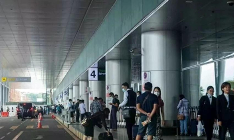 Hành khách tại sân bay Myanmar.