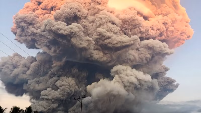Quang cảnh núi lửa Lewotobi Laki-Laki trên đảo Flores, Indonesia, phun trào. (Ảnh: THX/TTXVN)