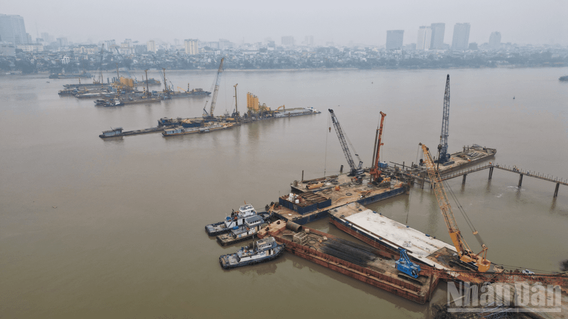 [Ảnh] Thi công cầu Trần Hưng Đạo: Trục kết nối mới qua sông Hồng đang dần rõ nét