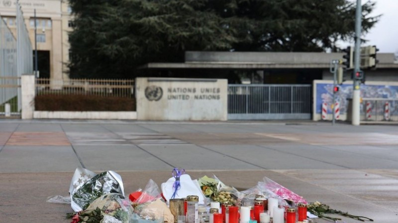 Người dân đặt nến và hoa tại một điểm tưởng niệm ngay trước trụ sở của Liên hợp quốc ở thành phố Geneva. (Ảnh: Anh Hiển/TTXVN)