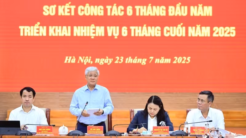 Đồng chí Đỗ Văn Chiến chủ trì hội nghị.