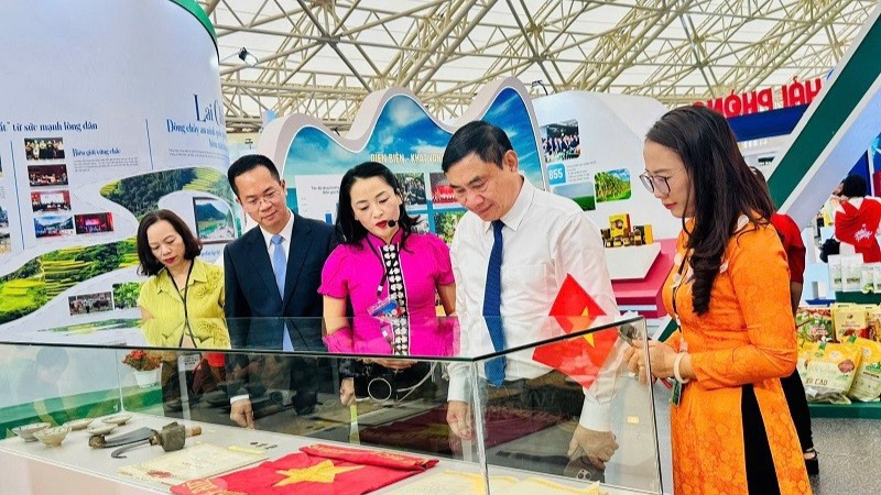 Bí thư Tỉnh ủy Điện Biên Trần Quốc Cường tham quan triển lãm.
