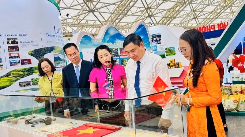 Bí thư Tỉnh ủy Điện Biên Trần Quốc Cường tham quan triển lãm.