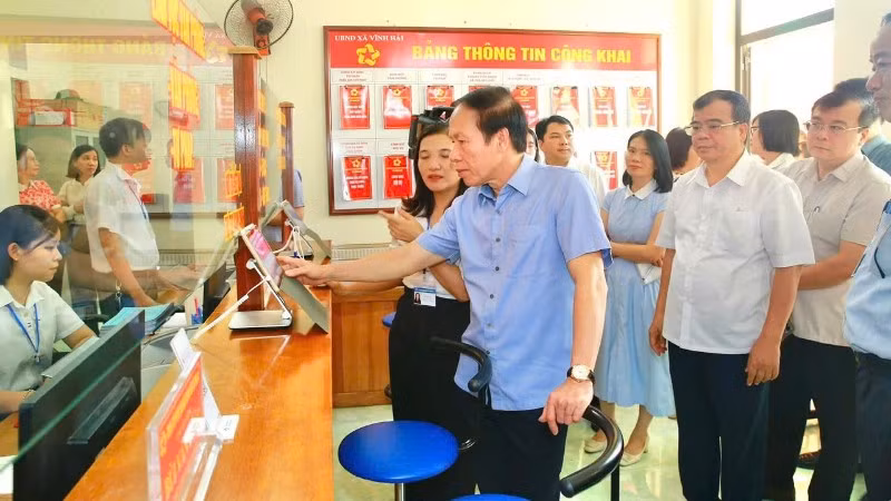 Đồng chí Lê Tiến Châu, Ủy viên Trung ương Đảng, Bí thư Thành ủy, Trưởng Đoàn đại biểu Quốc hội thành phố Hải Phòng kiểm tra việc vận hành chính quyền địa phương hai cấp.