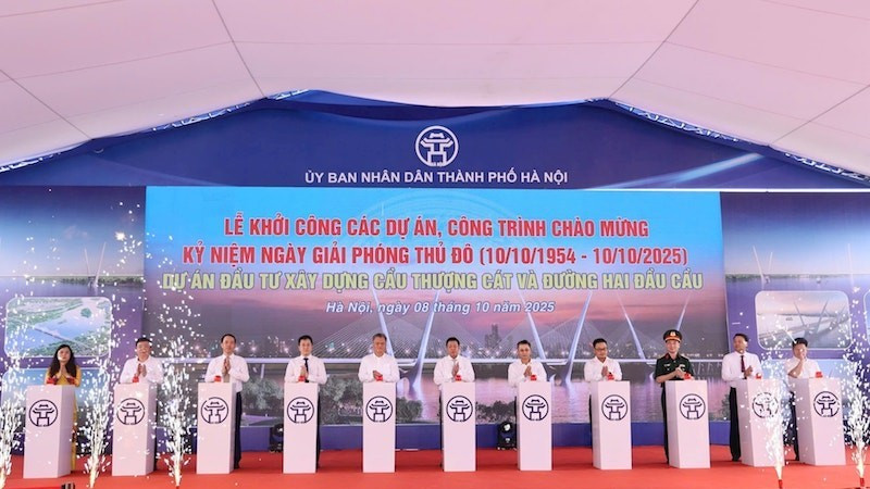 Các đại biểu thực hiện nghi thức khởi công cầu Thượng Cát.